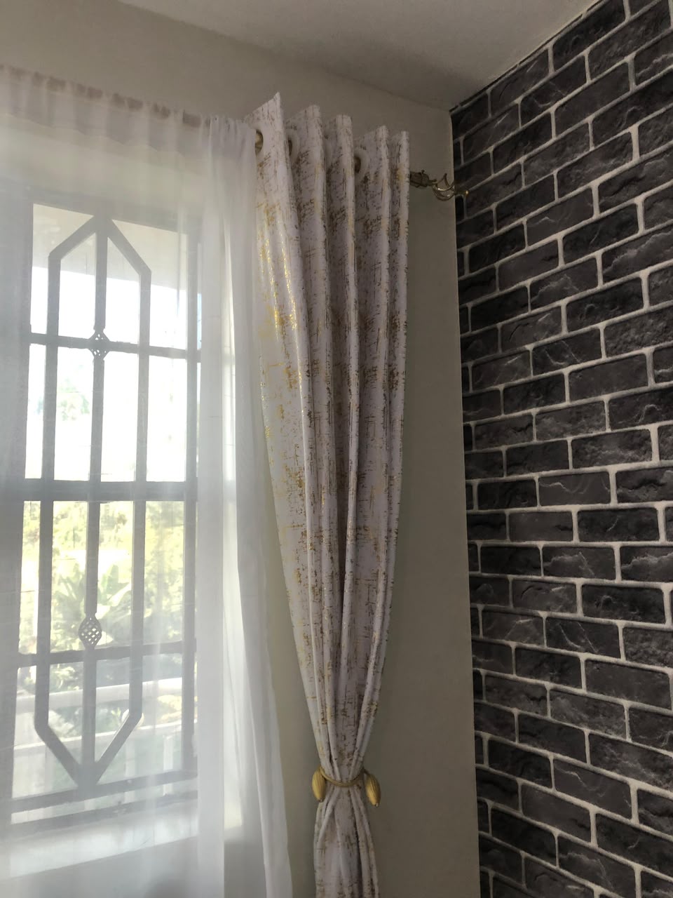 Comfortable furnished sitting room at PJ's Cozzy Homes