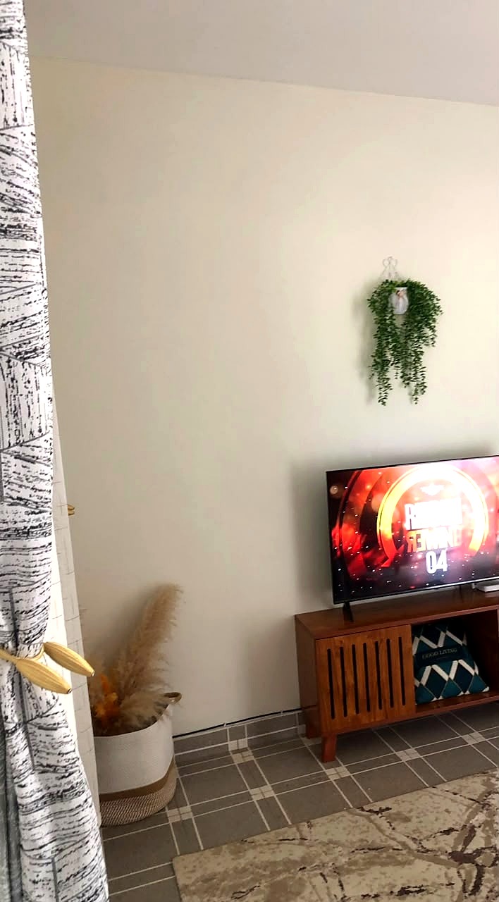 Comfortable furnished sitting room at PJ's Cozzy Homes
